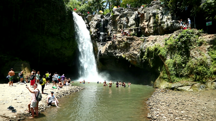 tegenungan waterfall in bali having people taking pictures in the area and nejoying the view